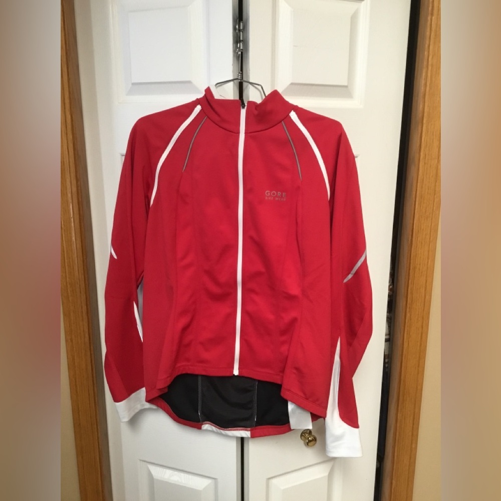Lady’s bike jacket with zip off sleeves to be a jersey.